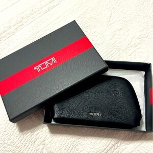 Tumi cosmetic bag _ small